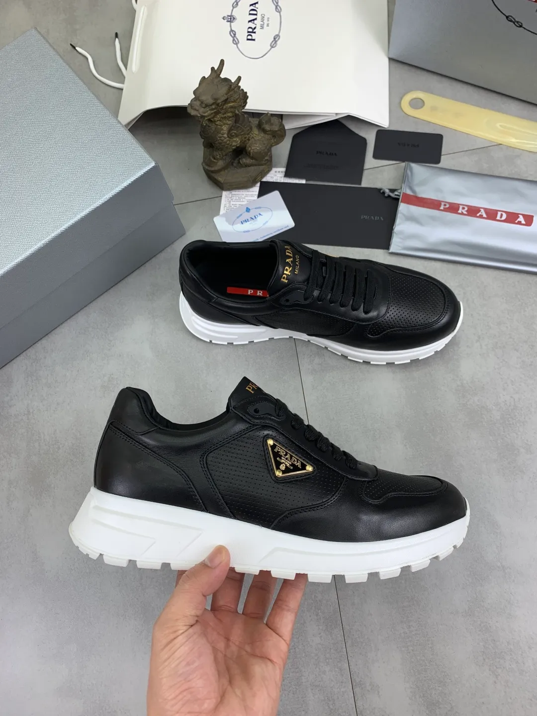 Men's shoes 💰P580💰 [New style] High version official website popular models are on the market, 🆘 Trendy brand (Prada) mainly promotes popular models, avant-garde and versatile fashion men's shoes private version mold opening, cowhide surface splicing 1:1.. Fashionable and simple, original imported cowhide lining cowhide feet; the atmosphere and personality are more fashionable, eye-catching and pursuing class. It will subvert the old idea and be a must-have for fashion trendsetters with you! Must keep it for yourself! Tall and comfortable, large and low, high-end quality workmanship. Size: 38-45; 5️⃣ colors available.